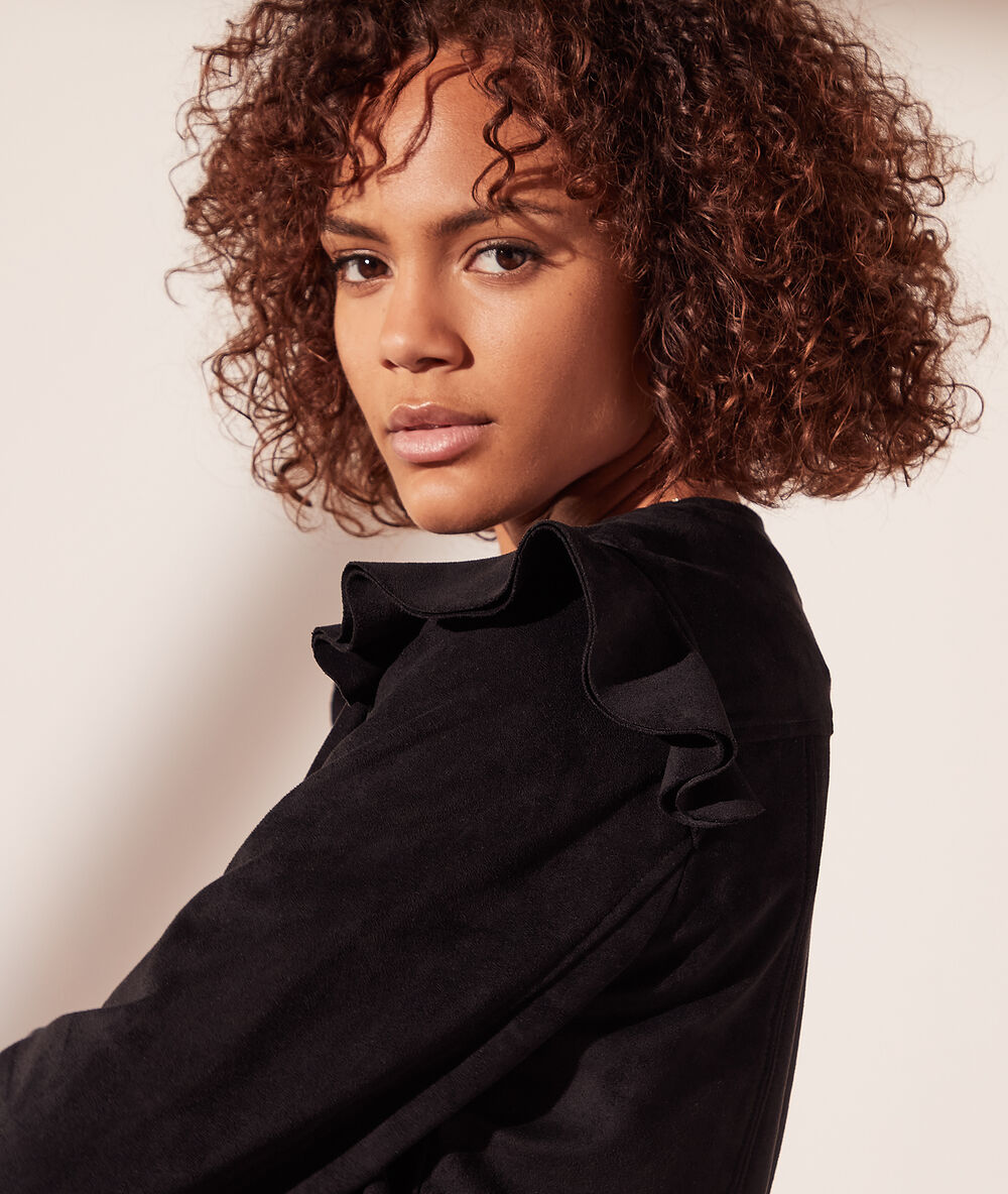 Chaqueta de ante con volantes negro.