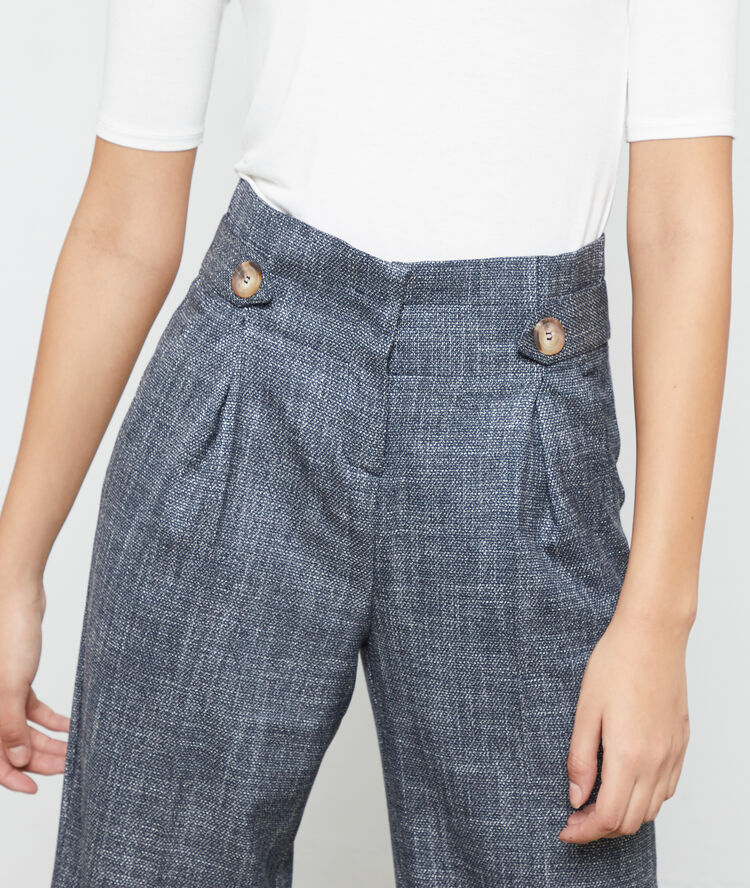 Pantalón de talle alto y de pinza azul marino.