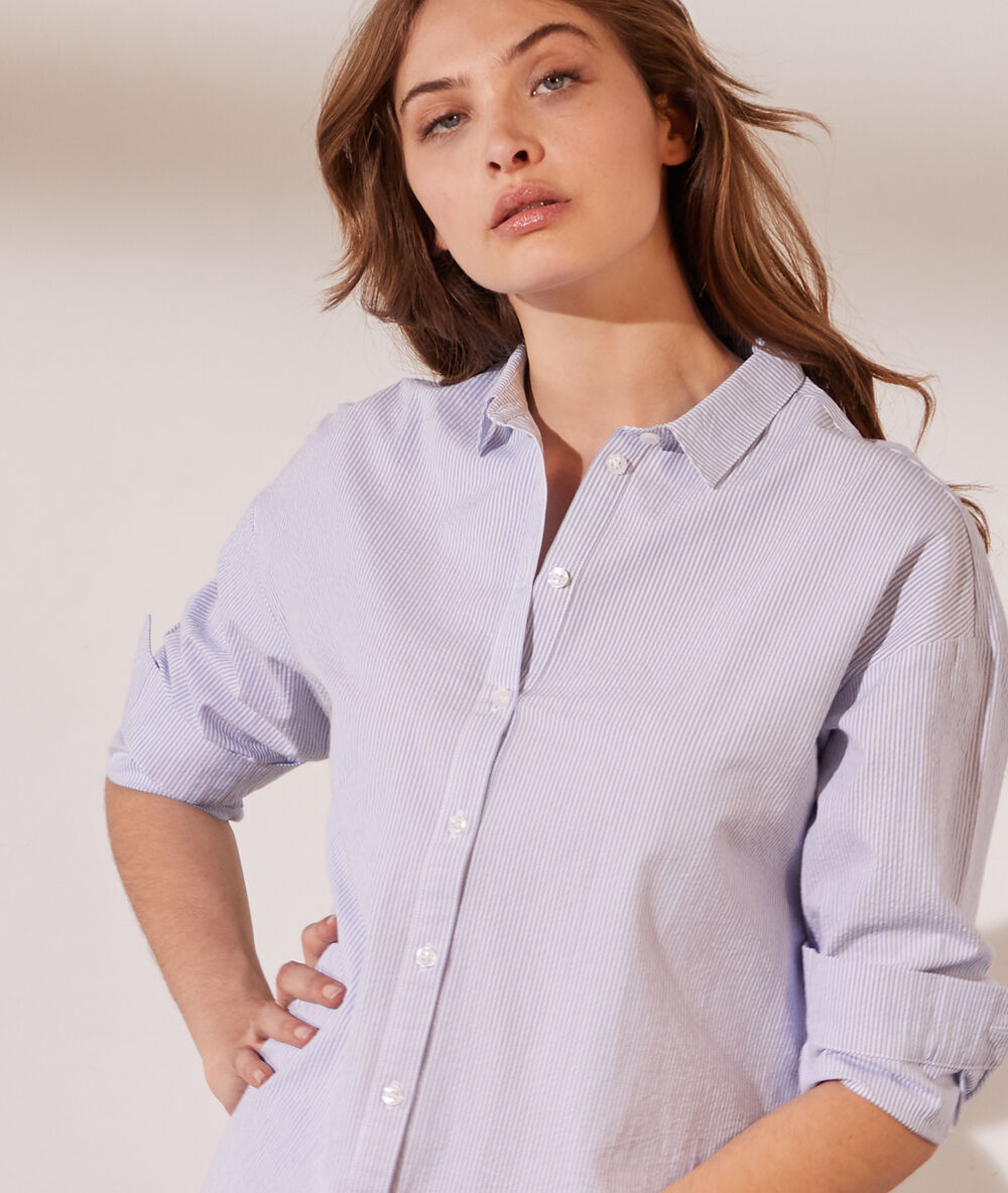Vestido tipo camisero, estampado de finas rayas azul cielo.