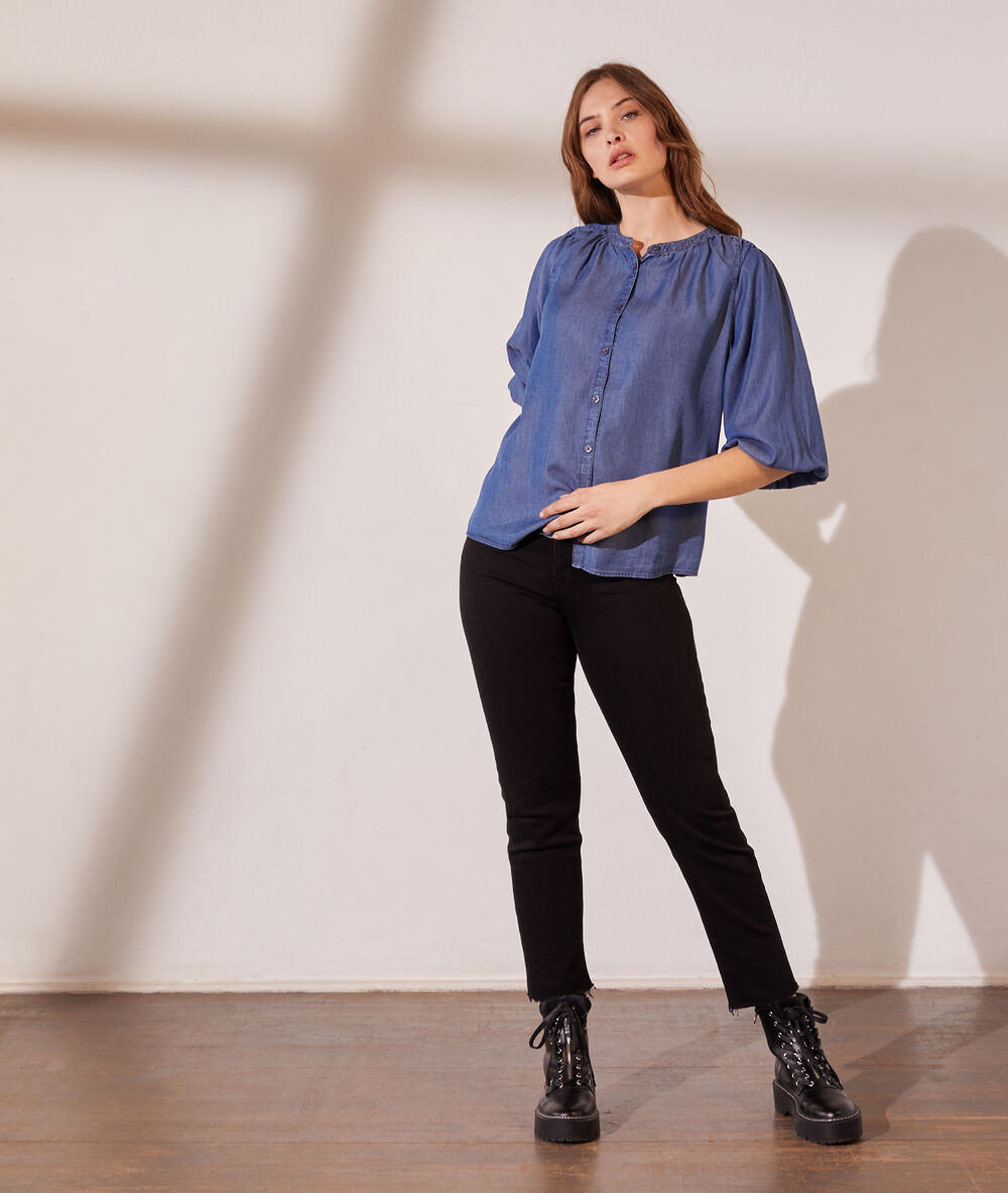 Camisa vaquera, manga abullonada azul.