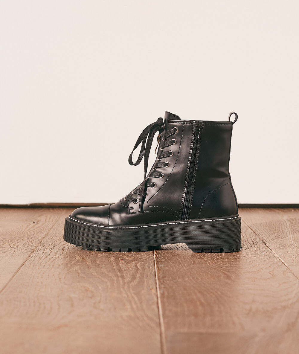 Botines estilo militar negro.