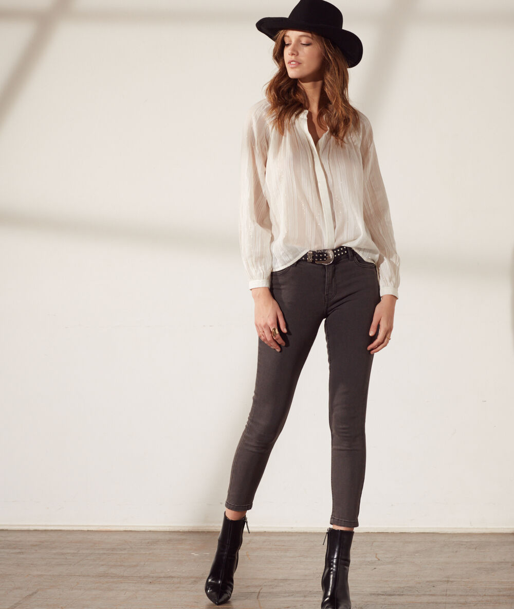 Blusa vaporosa, finas rayas crudo.