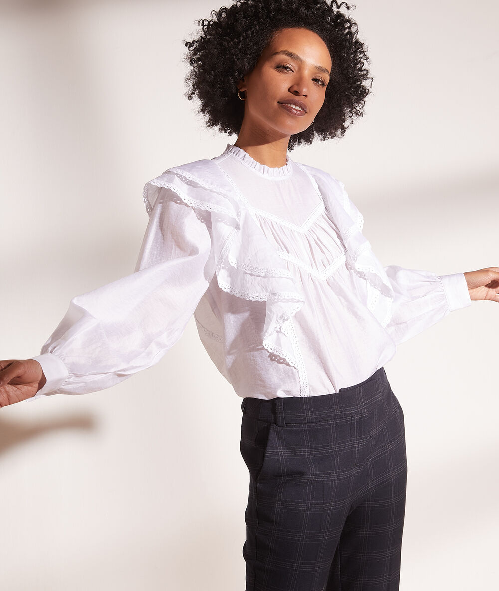 Blusa con volantes blanco.