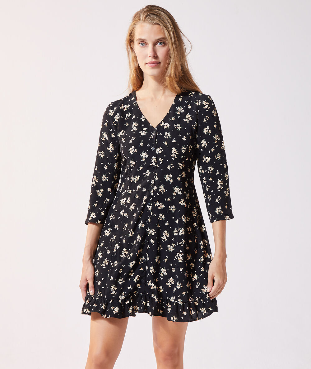 Vestido corto estampado floral negro.