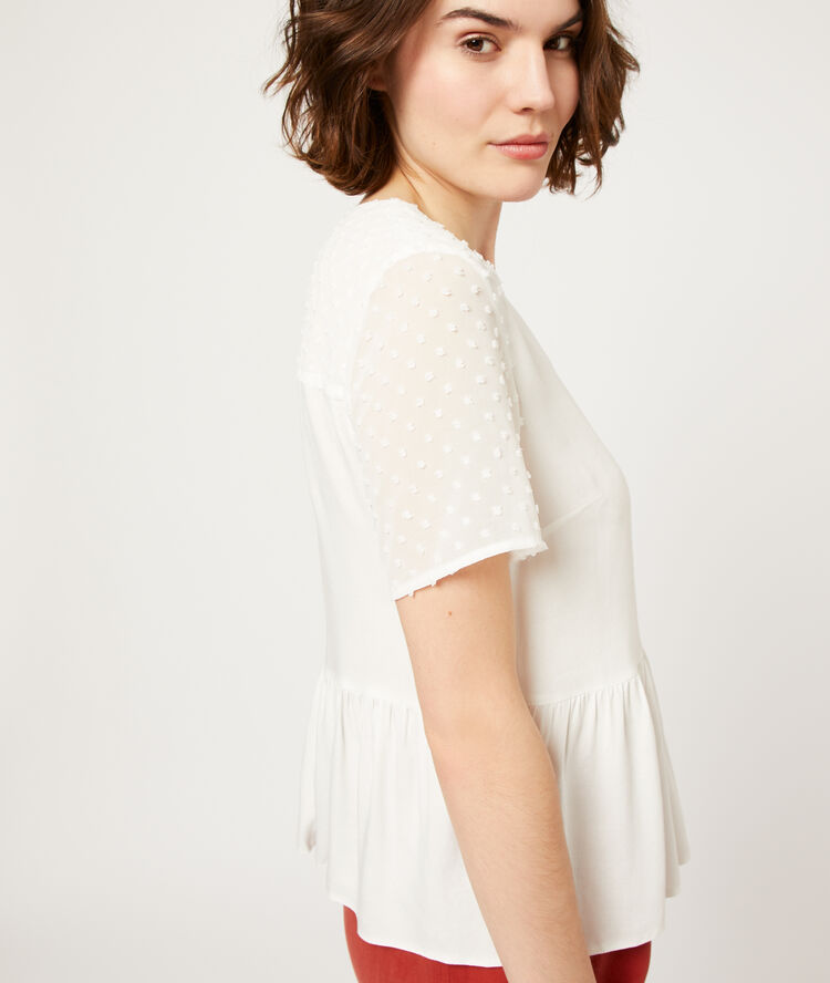 Blusa detalles de plumetis crudo.