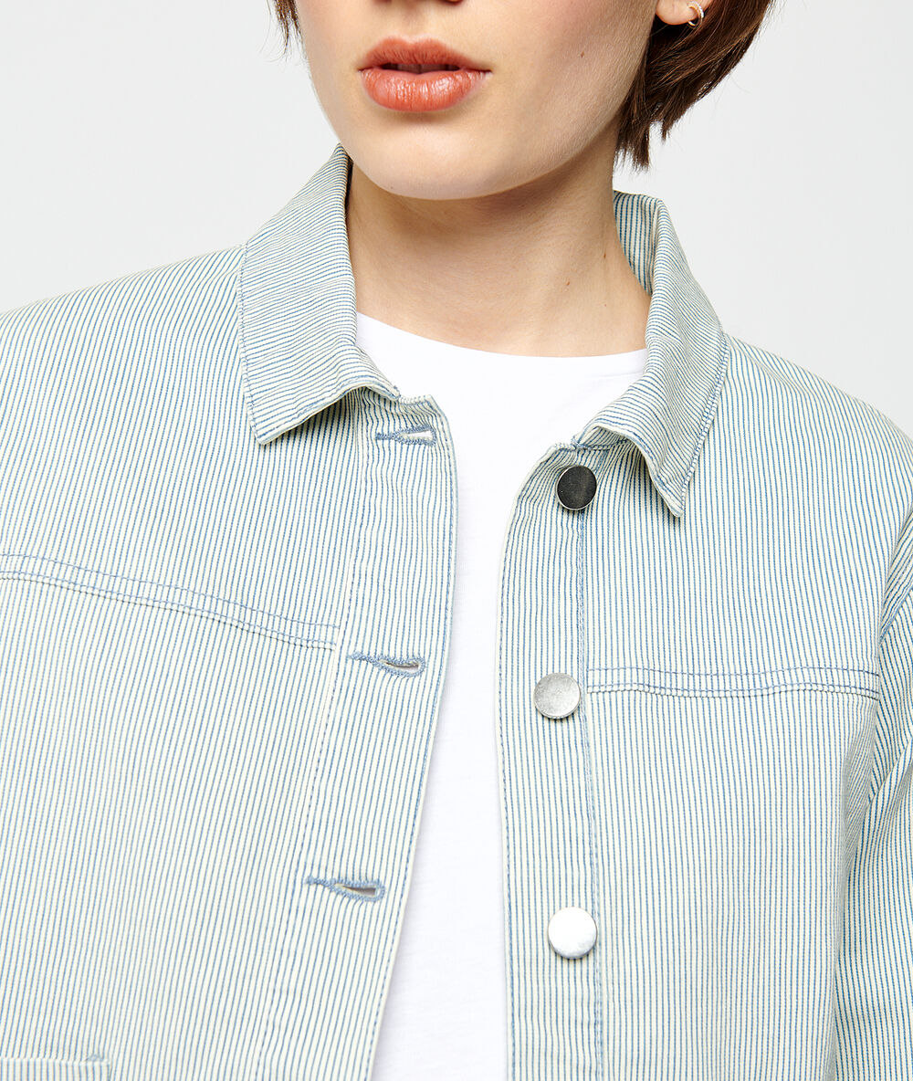Chaqueta vaquera finas rayas azul cielo.