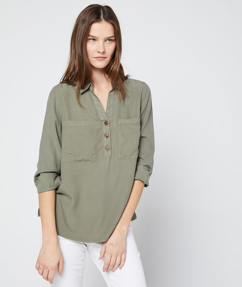 Blusa con botones de tencel caqui claro.