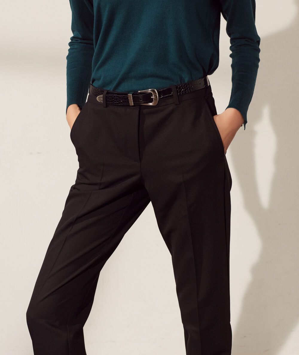 Pantalón acampanado negro.