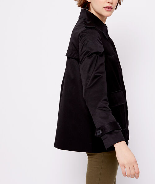 Chaqueta corta con botones negro.