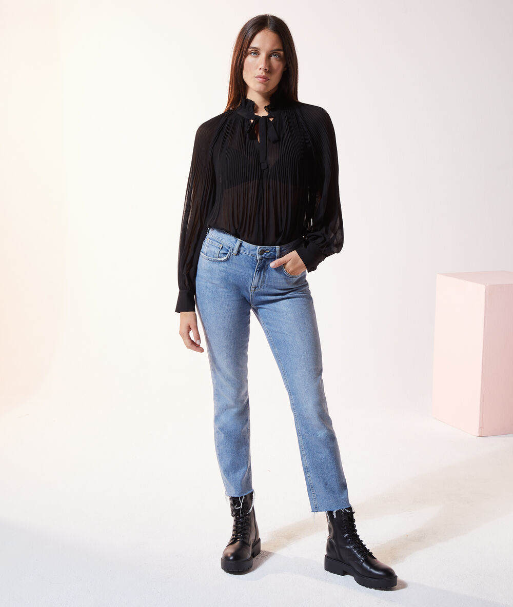 Blusa plisada con lazada negro.