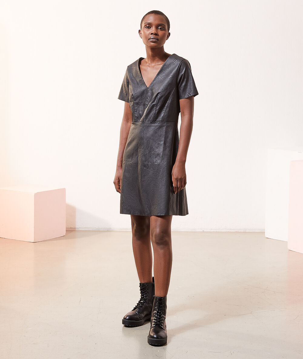 Vestido corto efecto piel negro.