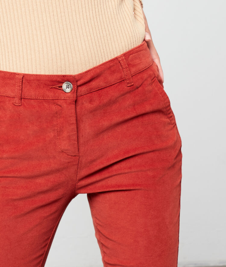 Pantalón ajustado pana rojo.
