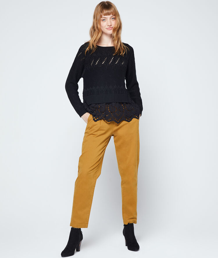Suéter de punto grueso con detalles en crochet negro.