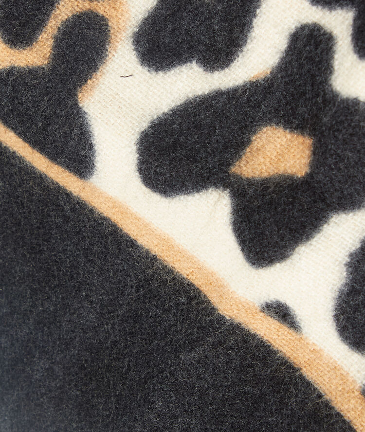 Bufanda plaid estampado leopardo negro.