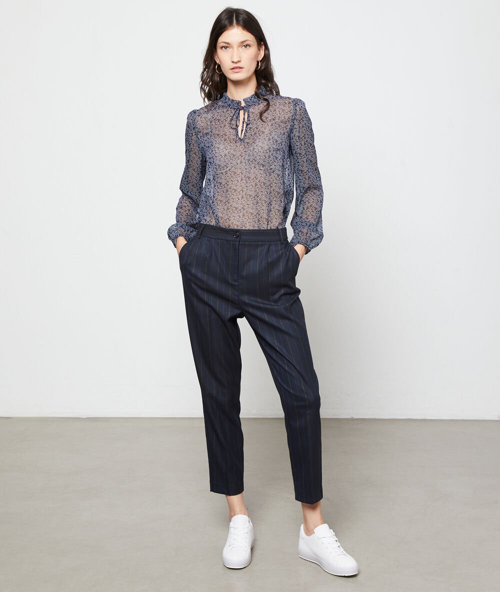 Blusa efecto transparente azul marino.