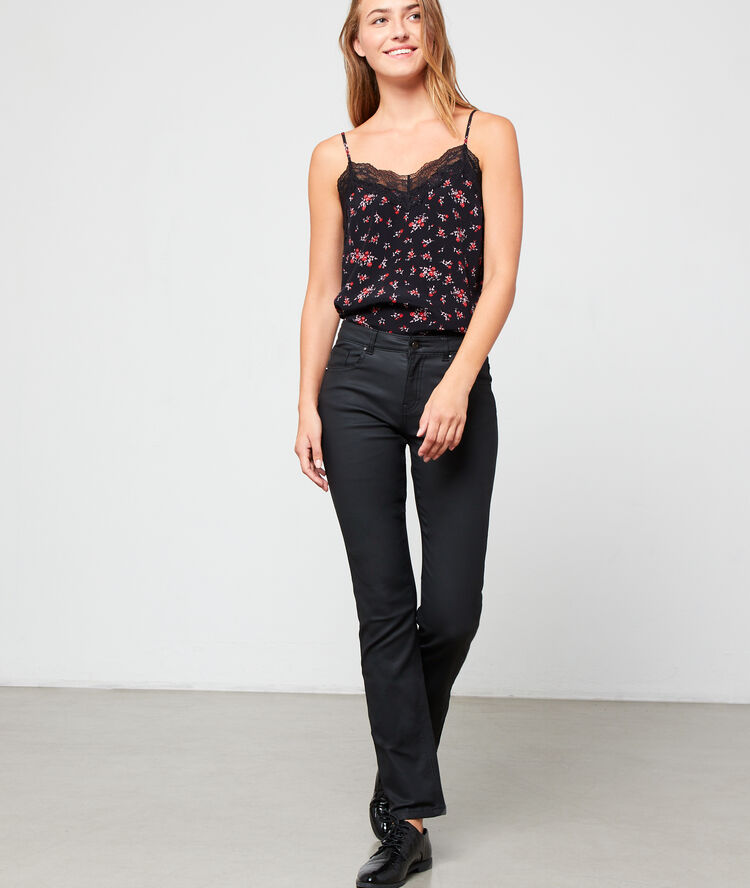 Camisola escotada de encaje negro.