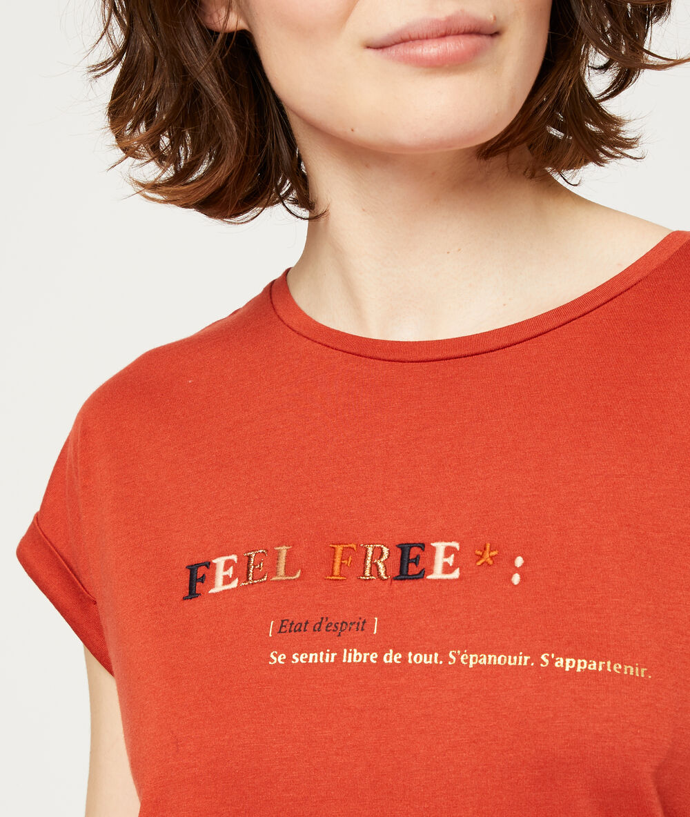 Camiseta 'feel free' rojo teja.