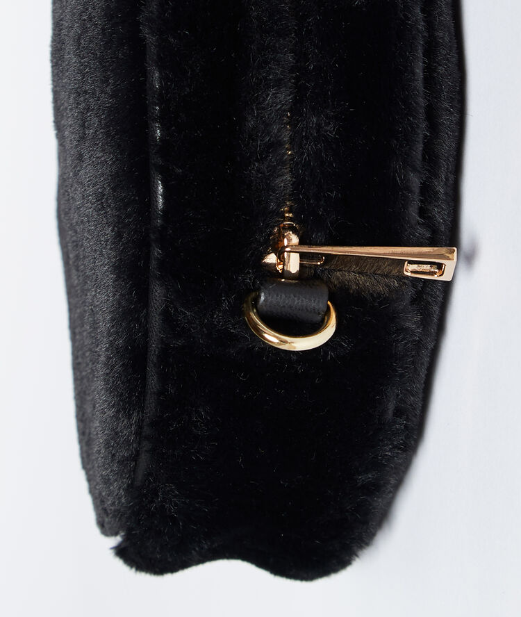 Bolso redondo efecto terciopelo negro.