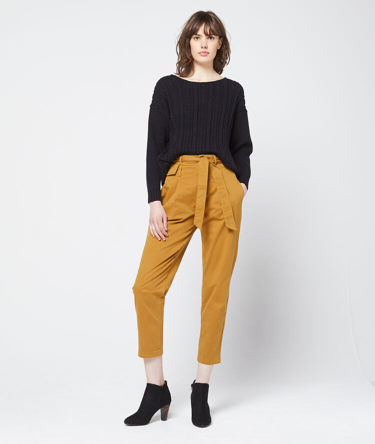 Pantalón talle alto con cinturón mostaza.