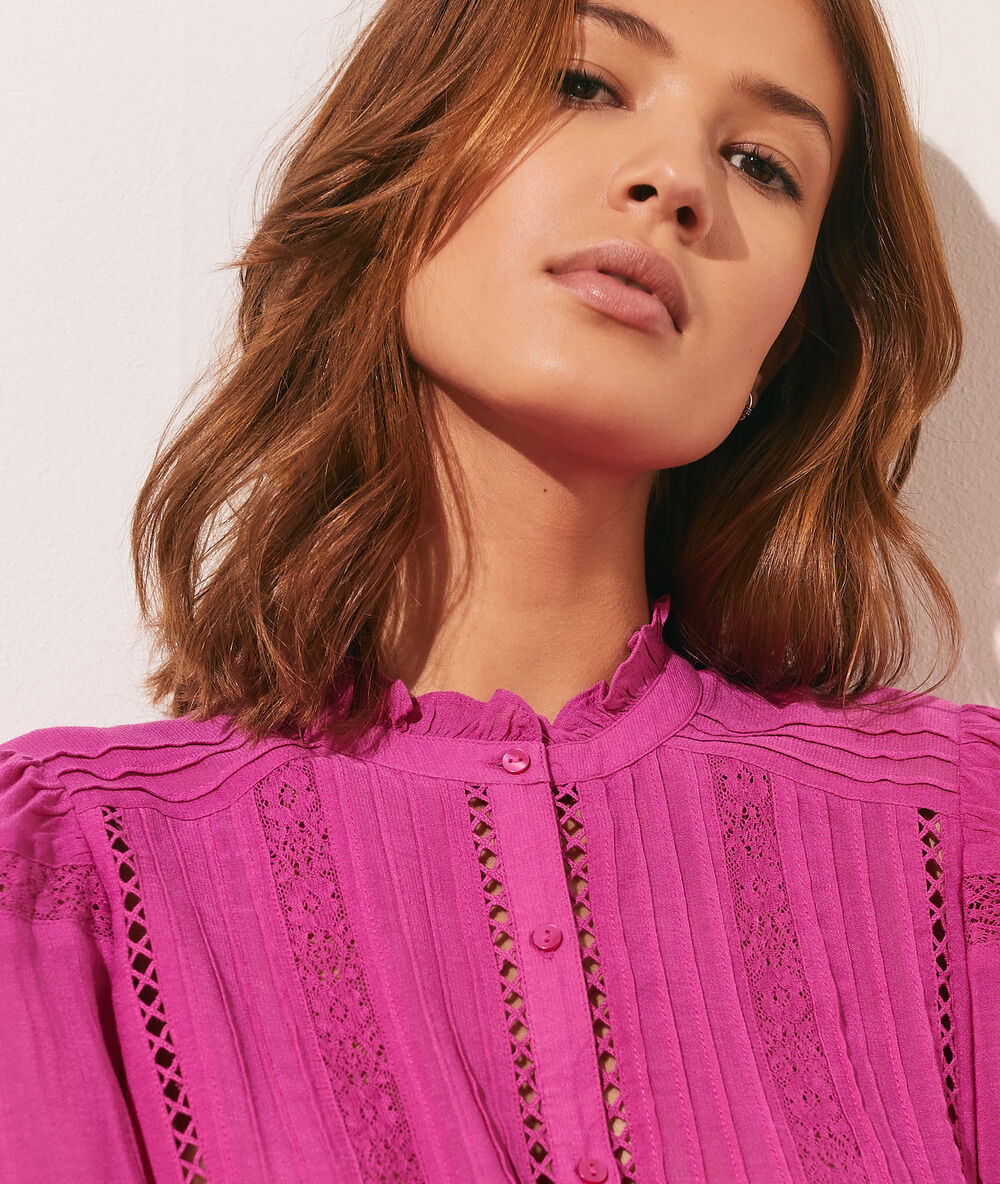 Blusa con detalles de encaje fucsia.