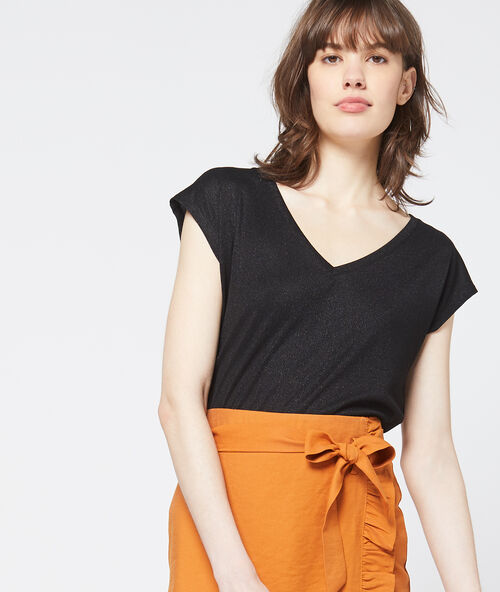 Camiseta metalizada con cuello en v negro.