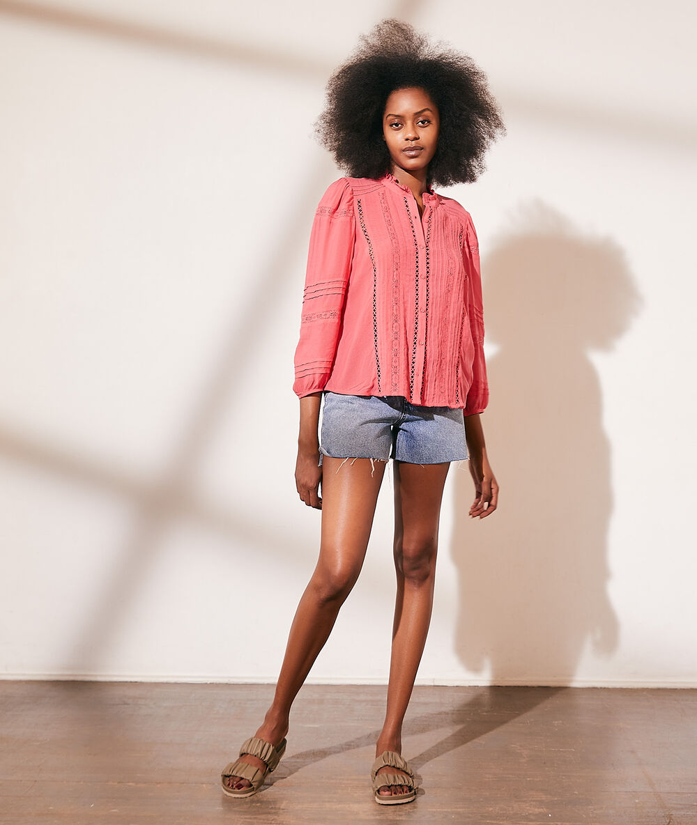 Camisa con motivos de encaje rosa.