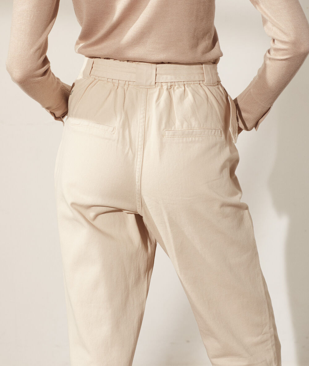 Pantalón talle alto con cinturón crudo.