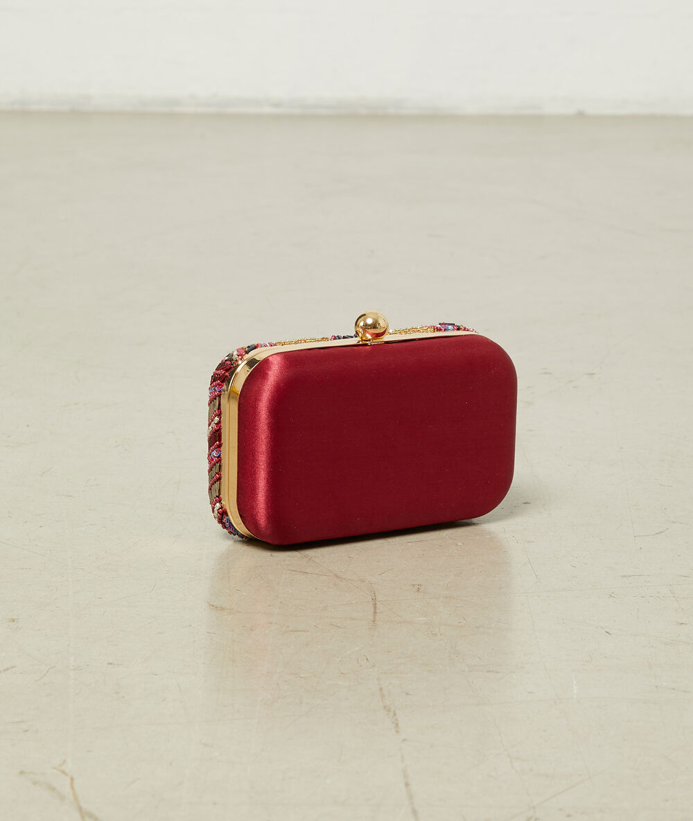 Bolso tipo clutch rojo.