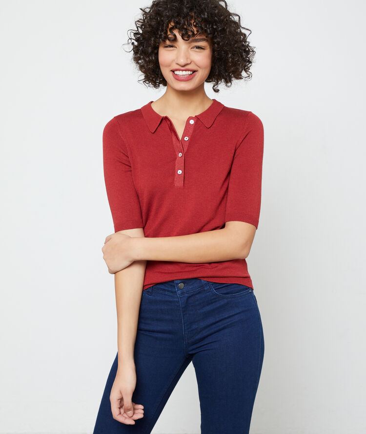 Polo de punto fino rojo.