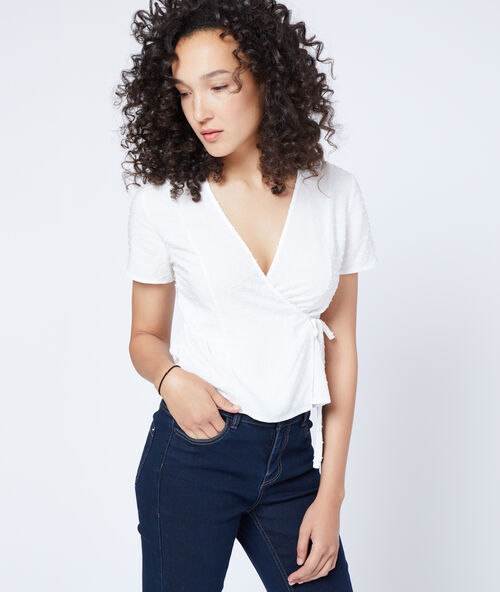 Blusa cruzada en plumetis crudo.