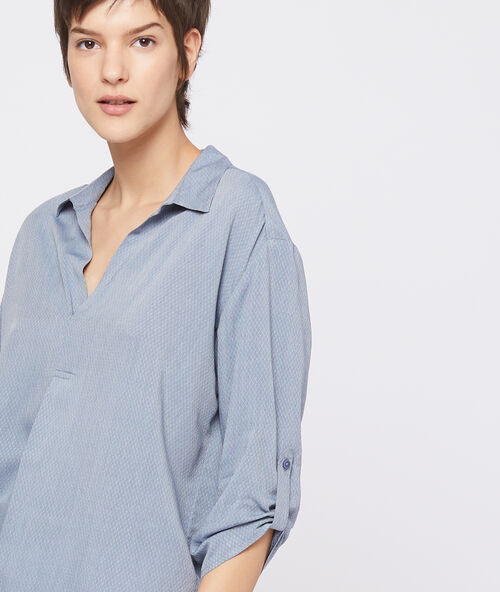 Blusa texturizada cuello en v gris.