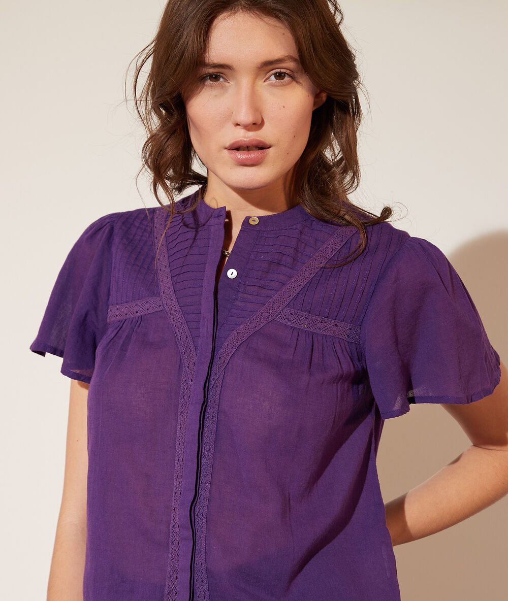 Camisa manga corta con volantes ultra violeta.