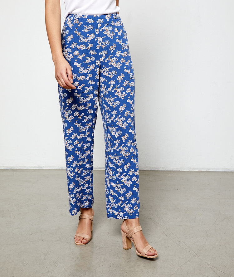 Pantalón ancho estampado floral azul.
