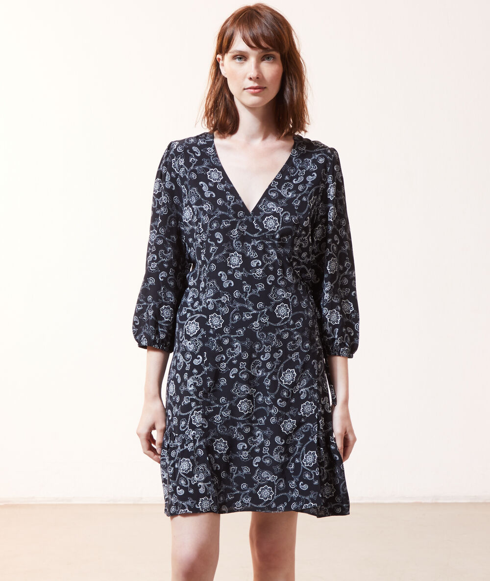Vestido estampado floral negro.