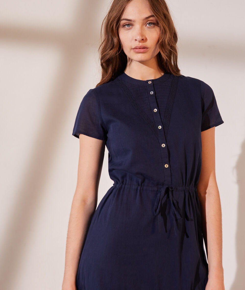 Vestido camisero azul marino.