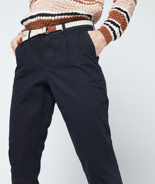 Pantalon court ceinturé en coton bio noir.