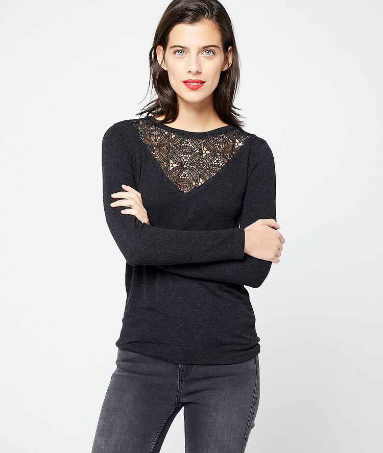 Camiseta escotada de encaje y guipur negro.