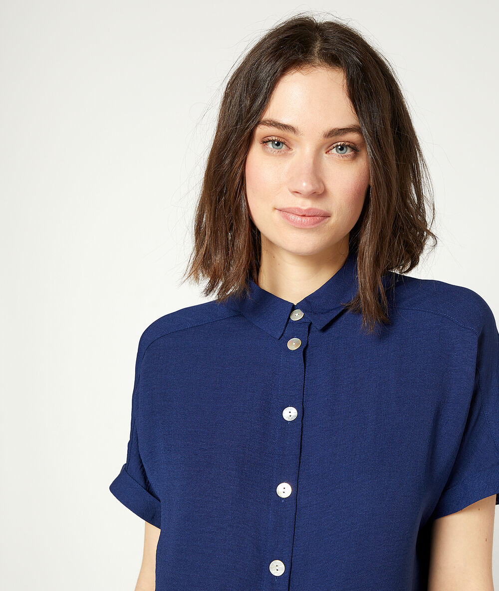Camisa manga corta lisa azul marino.