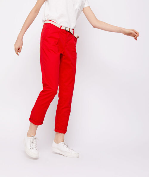 Pantalón con cinturón de algodón bio rojo.