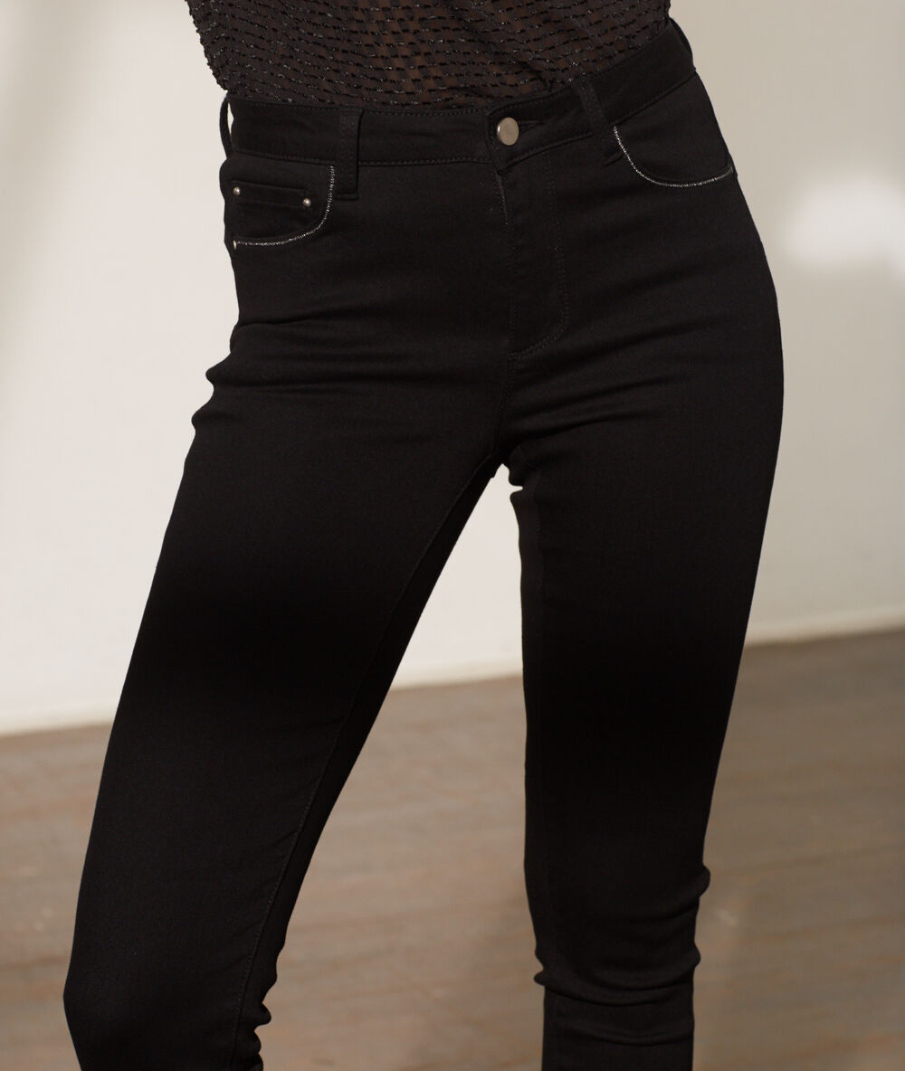 Pantalón vaquero efecto push up negro.