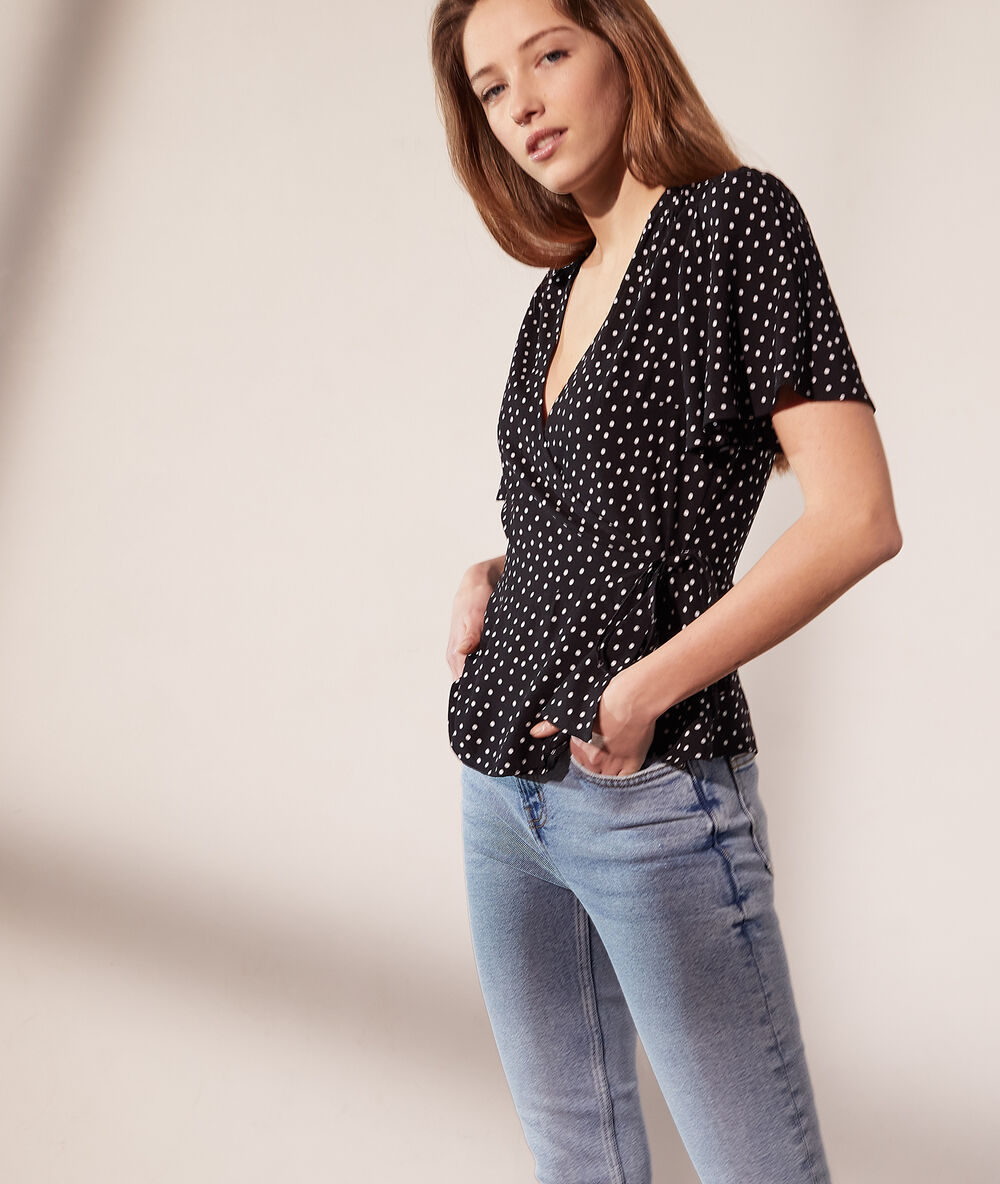 Top escote cruzado, estampado de lunares negro.