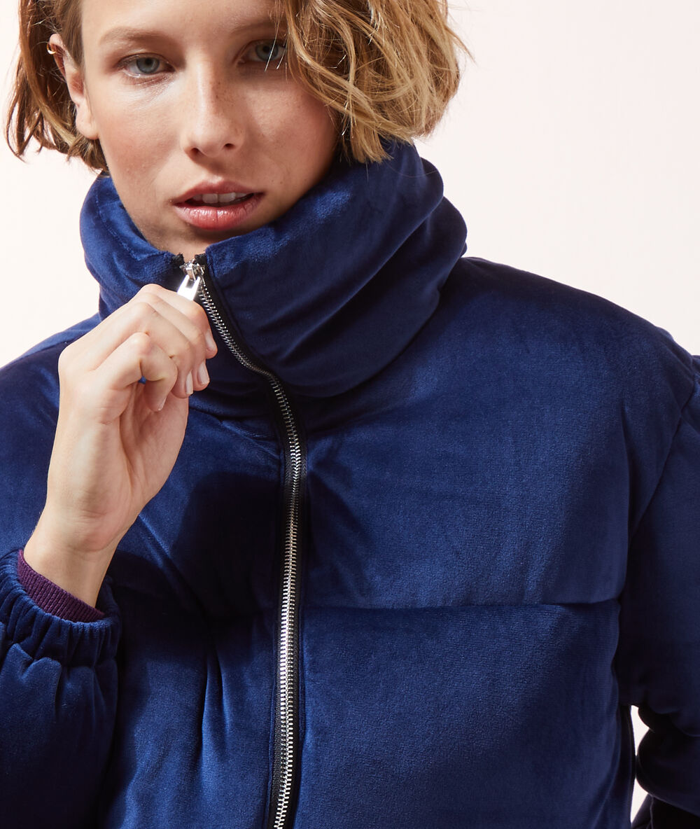 Chaqueta acolchada de terciopelo azul marino.