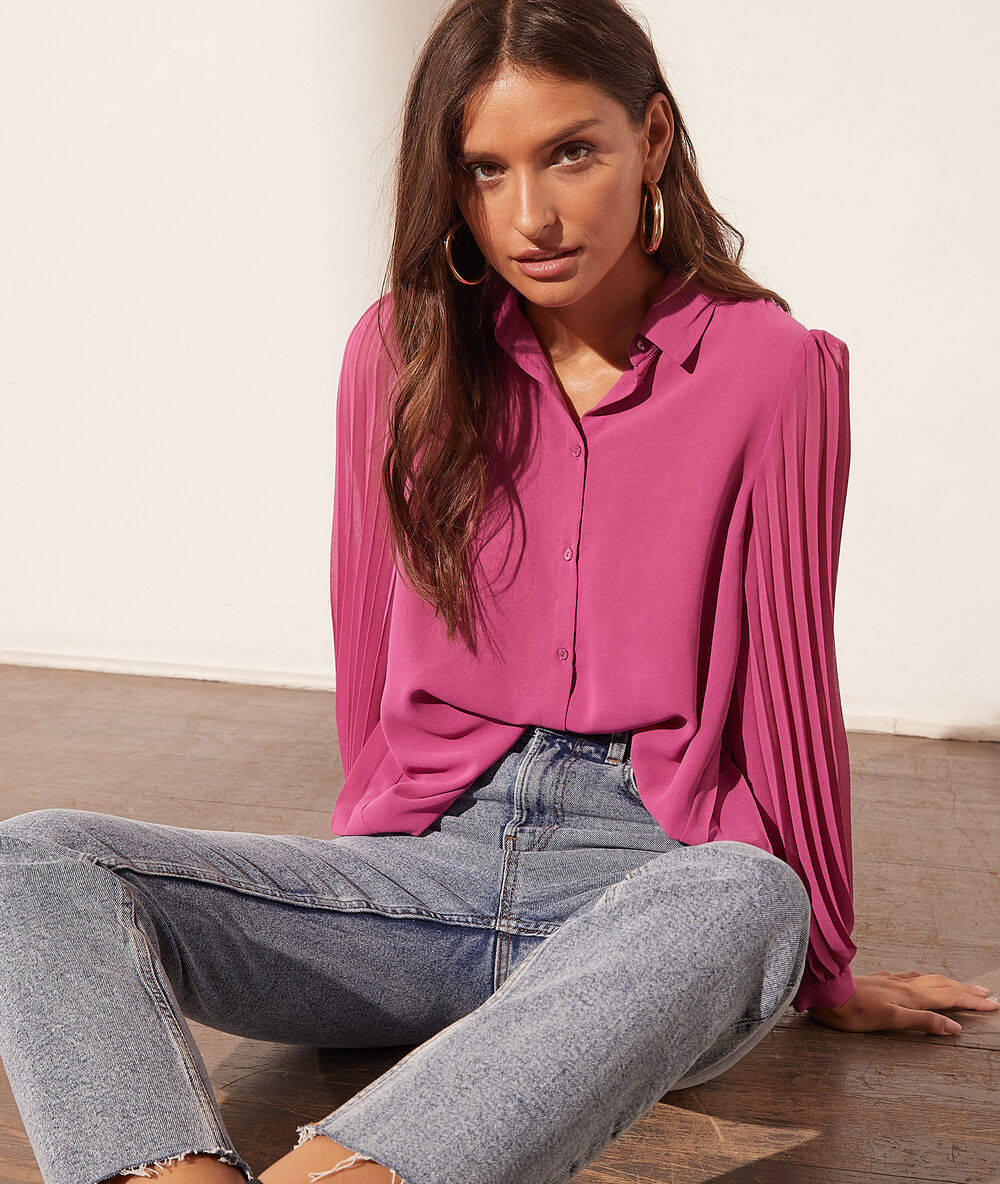 Blusa con detalles plisados fucsia.