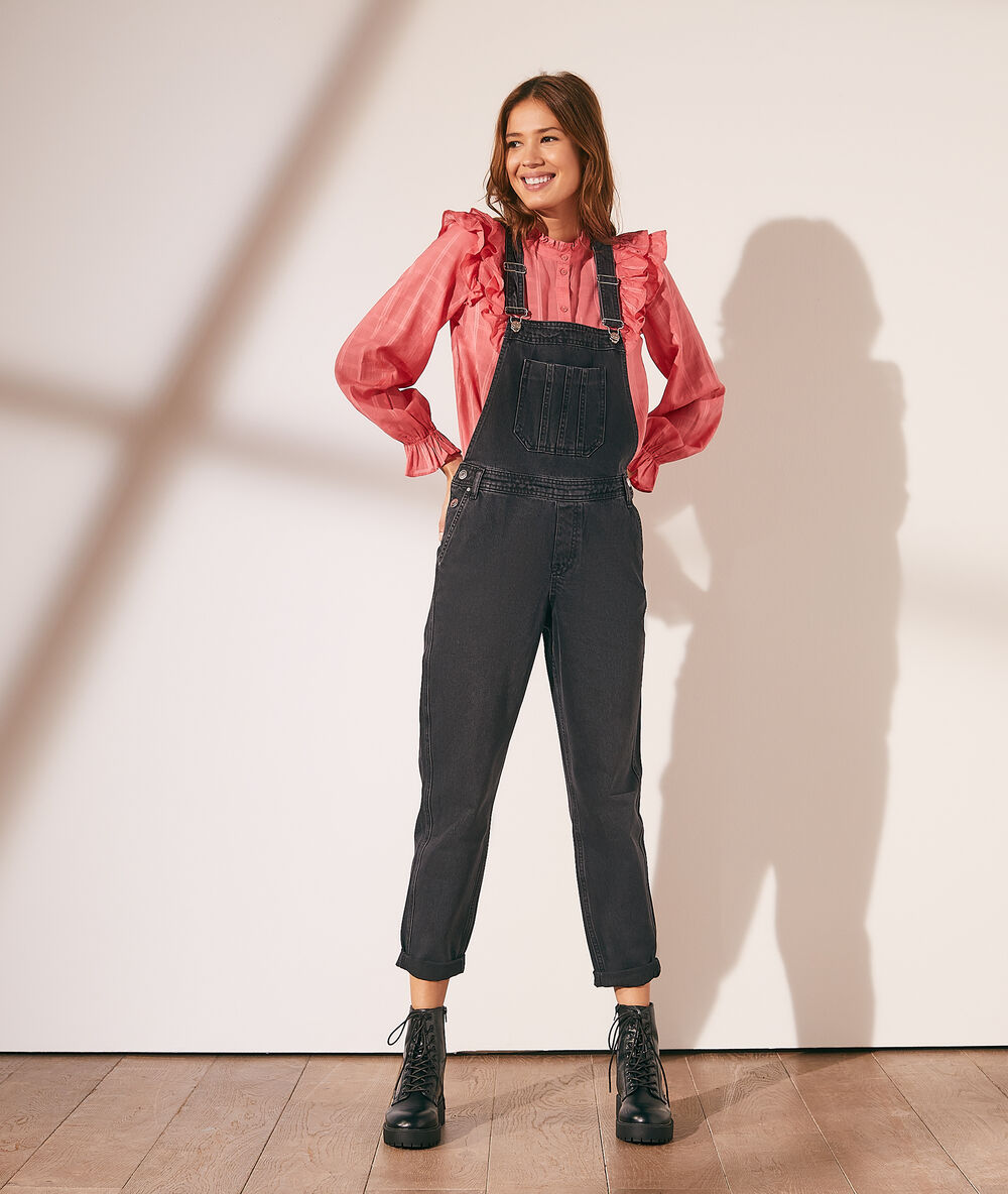 Blusa con volantes rosa.