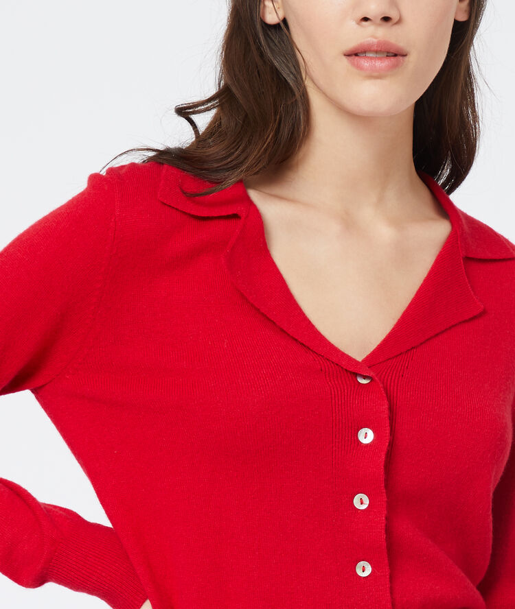 Suéter cuello camisa carmín.
