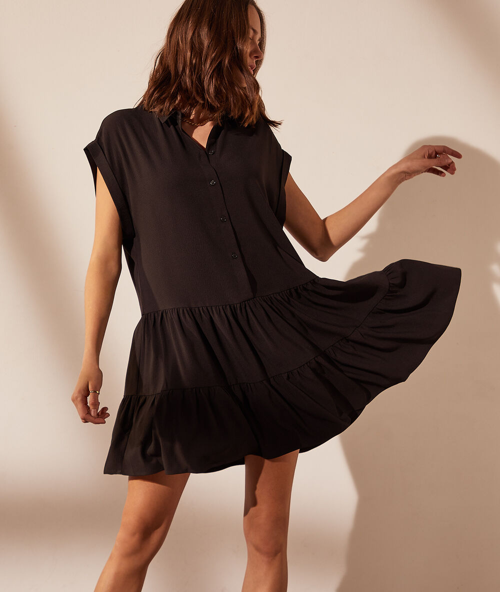 Vestido corto vaporoso negro.