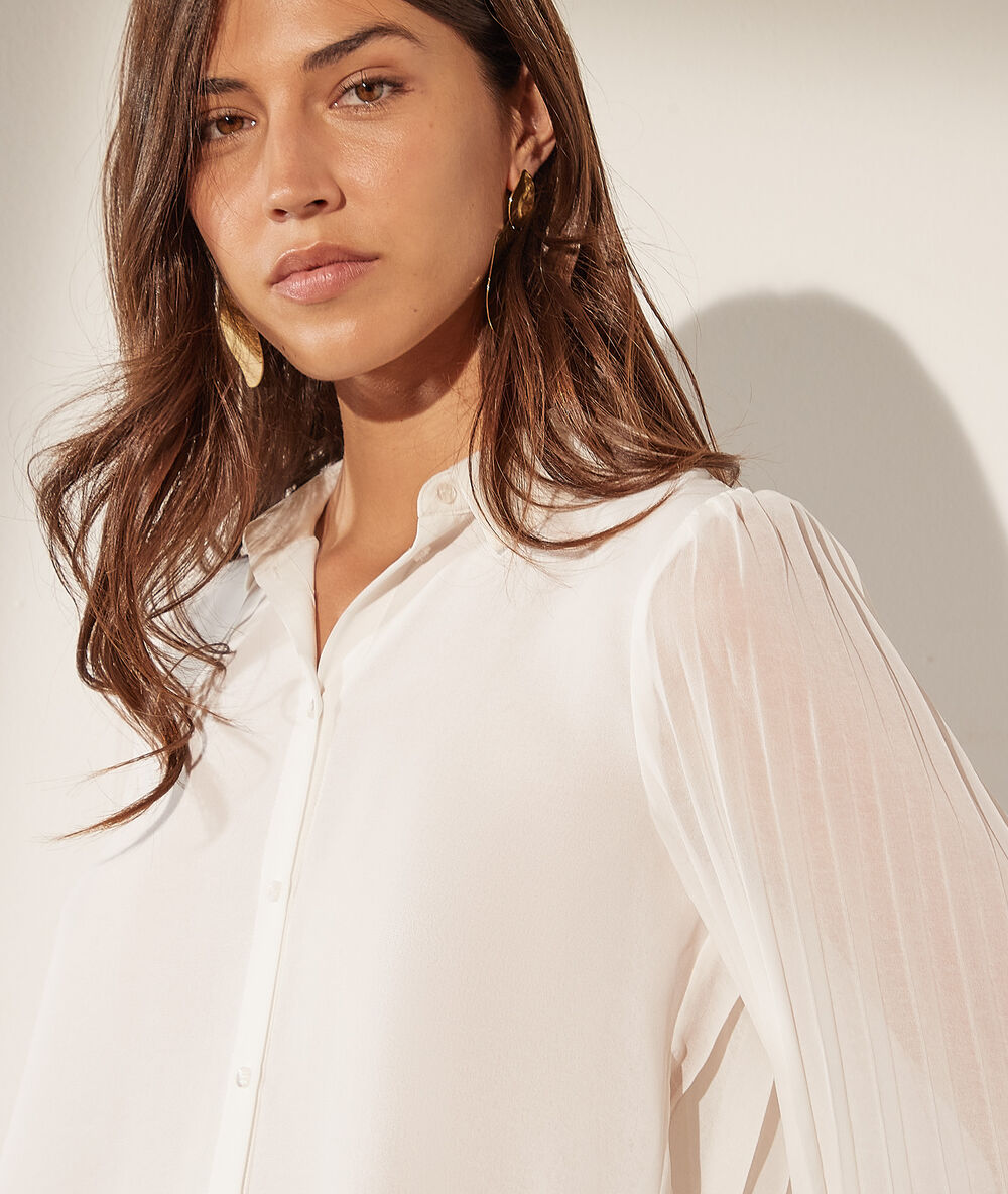 Blusa con detalles plisados crudo.