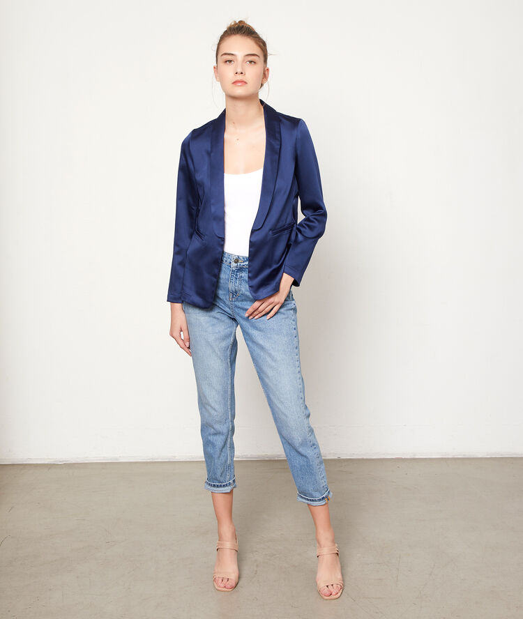 Blazer con detalles satinados azul marino.