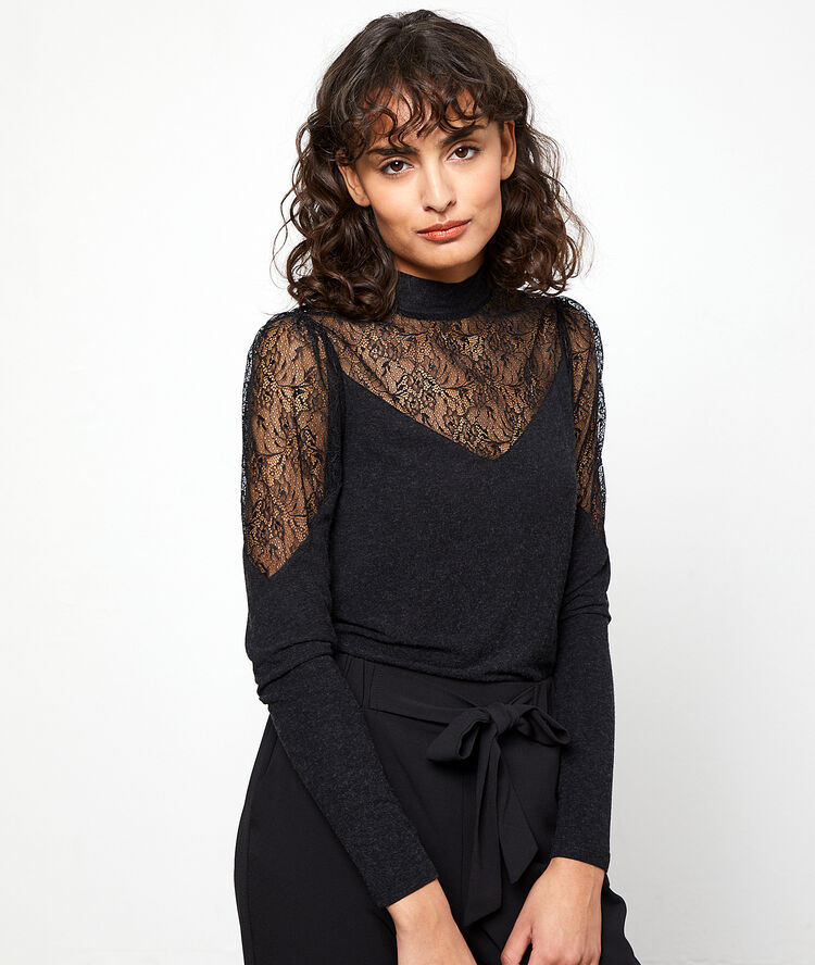 Top de punto fino con detalles de encaje negro.