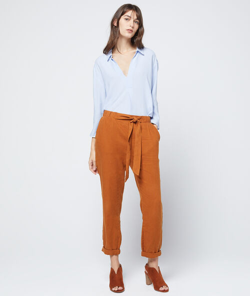Pantalón alto con cinturón marrón.